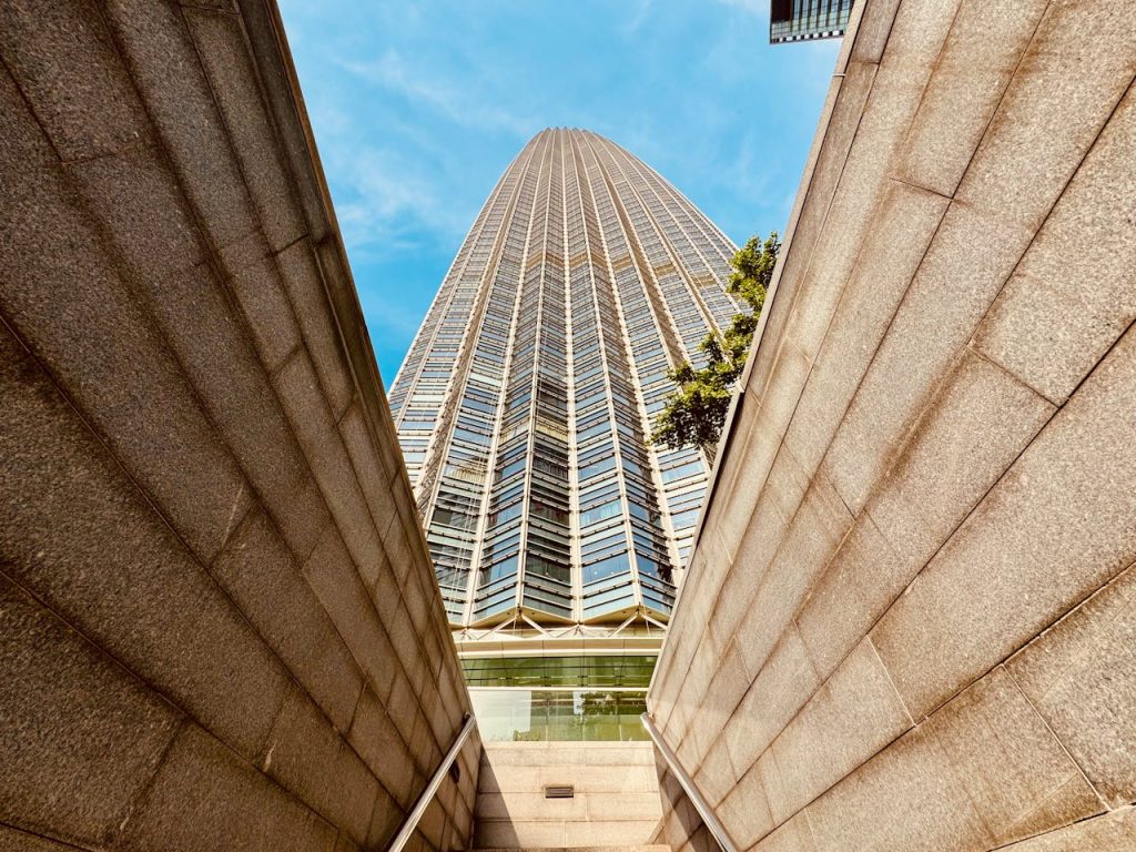 modern-skyscraper-in-tianjin-s-financial-district-32063280